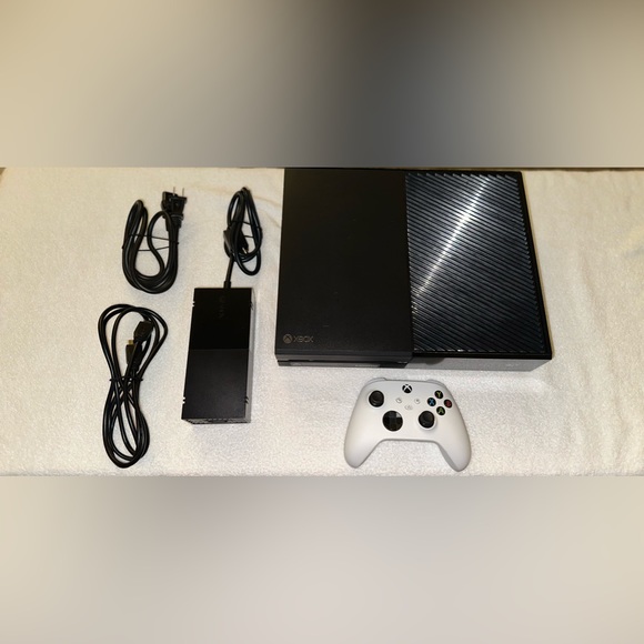 Microsoft Other - Microsoft Xbox One 500GB Console - Black/White